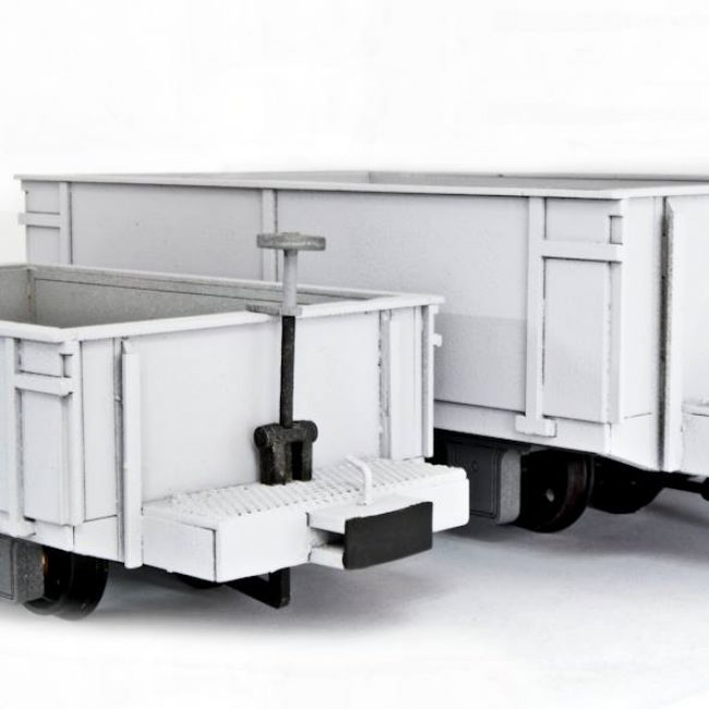 Hudson 4W steel waggon in16mm Scale (Front) and 7/8ths scale (Back)